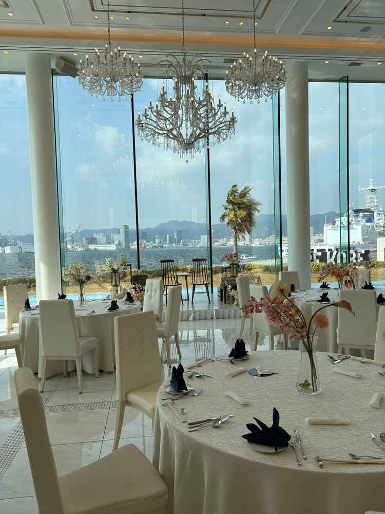 白基調の披露宴会場。キッチンが真横に併設されており、熱々の状態で料理を提供することが出来るとの事。