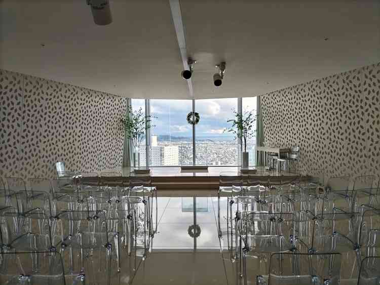 最上階のチャペル。景色がきれいで、椅子の移動も可能。