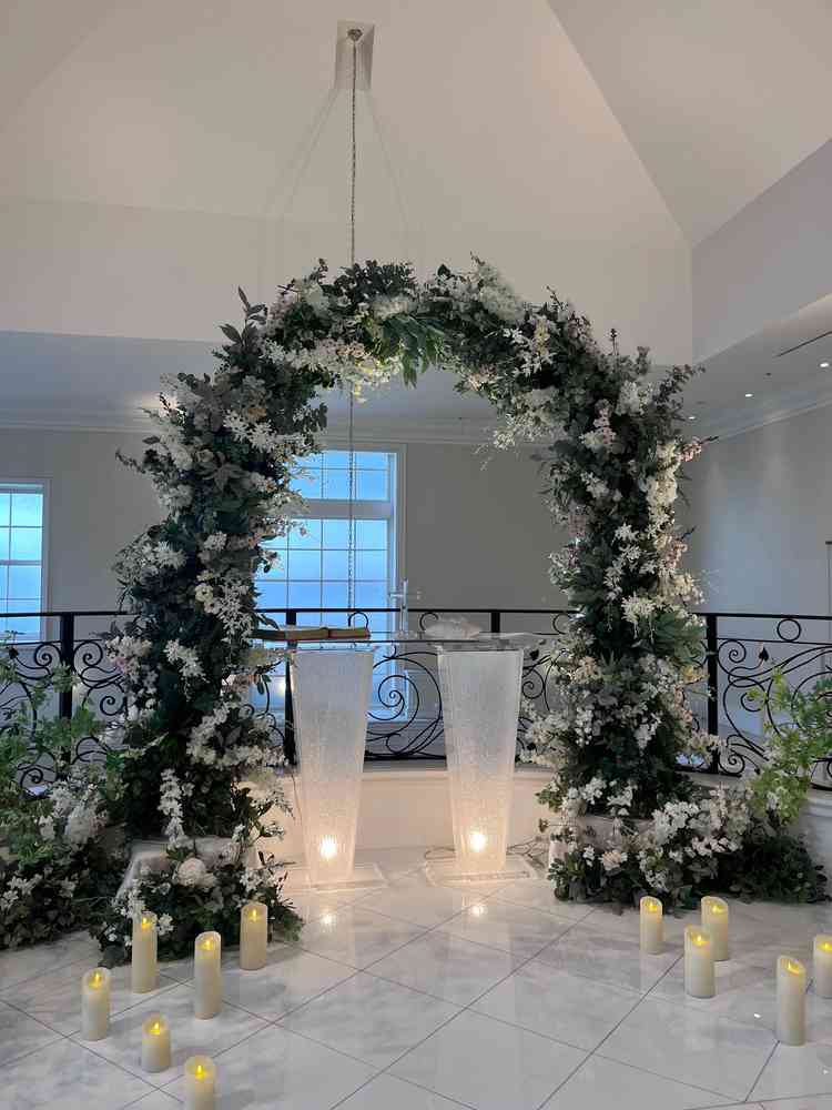 チャペルの写真。高級感が感じられ、プラン内ではじめからお花の装飾がされているのが魅力的だった。