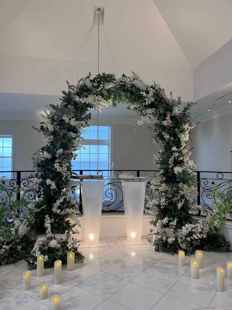 チャペルの写真。高級感が感じられ、プラン内ではじめからお花の装飾がされているのが魅力的だった。