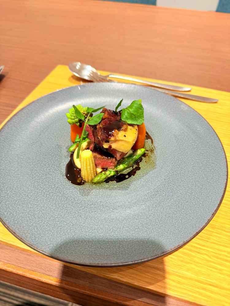 お肉フォアグラ。臭みがなく柔らかくて食べやすかった。ワインを使ったソースがお酒臭くなかったです。