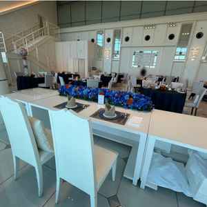 新郎新婦の席からもゲストの顔がよく見える。写真左手の階段からの入場が素敵だと思った。