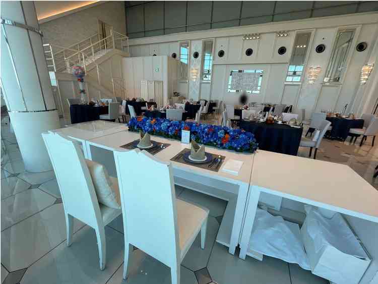 新郎新婦の席からもゲストの顔がよく見える。写真左手の階段からの入場が素敵だと思った。