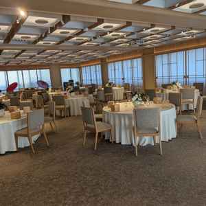 和モダンで木の温もりを感じられて、かつ、お洒落で広々とした披露宴会場