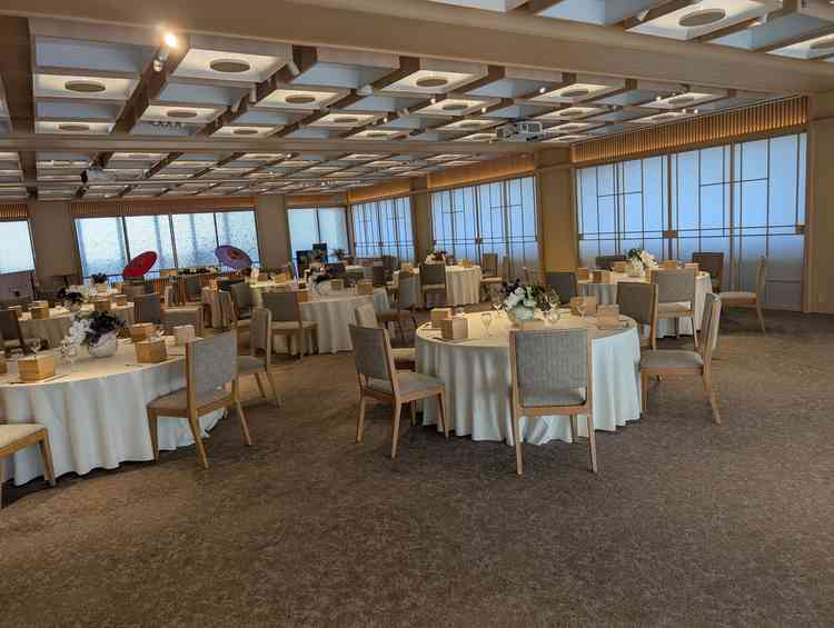 和モダンで木の温もりを感じられて、かつ、お洒落で広々とした披露宴会場