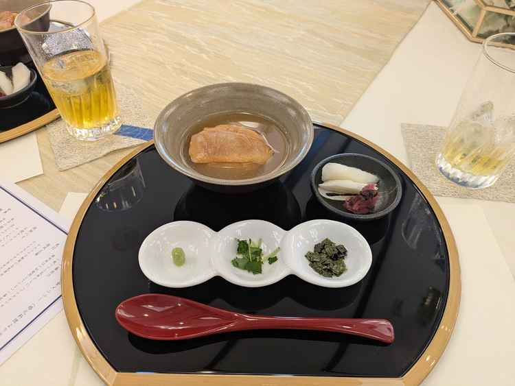 基本のコース料理の締めの、鯛茶漬けです。なかなか珍しいコースになっていて美味しかったです。