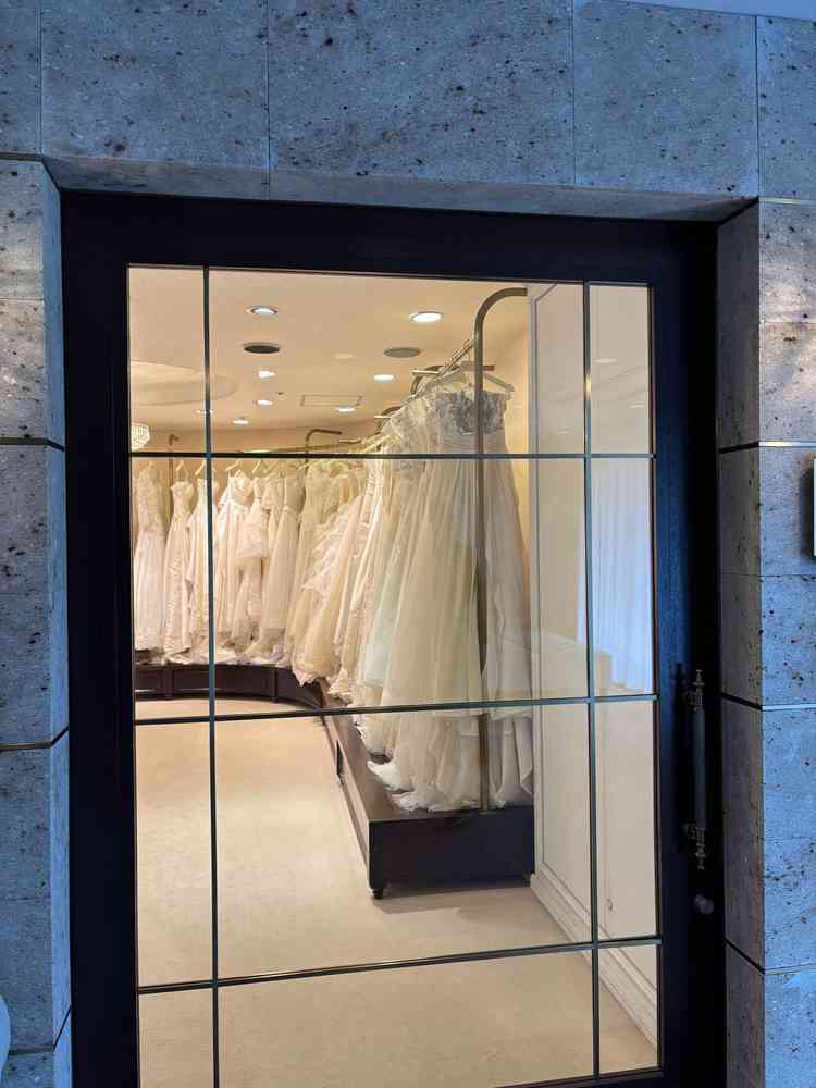 ホテルに並列してるドレスショップ。種類豊富で、とても綺麗でした。