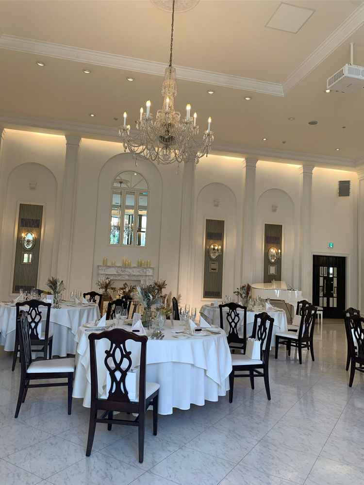 白を貴重とした何色のドレスでも合う披露宴会場