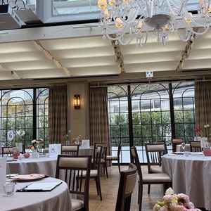 披露宴会場。天窓もあり明るく、オープンキッチンもあり。披露宴中のテラス利用はできないとのこと。