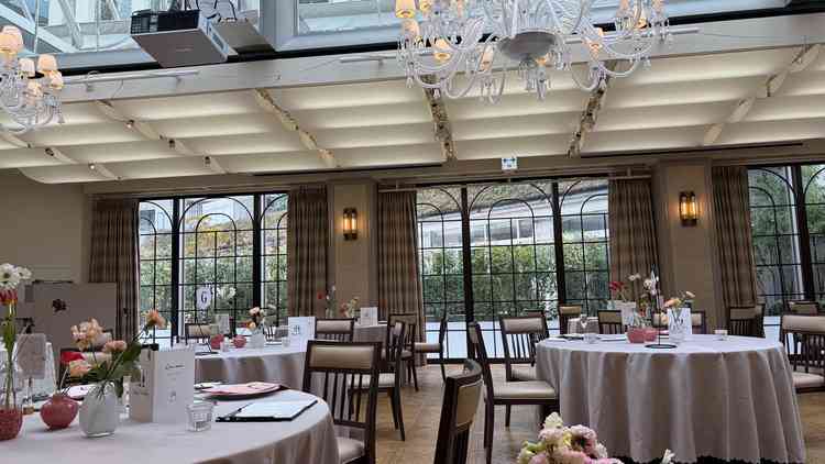 披露宴会場。天窓もあり明るく、オープンキッチンもあり。披露宴中のテラス利用はできないとのこと。