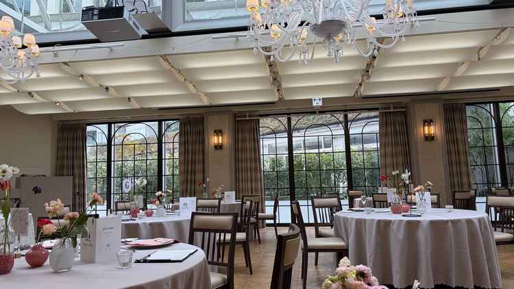 披露宴会場。天窓もあり明るく、オープンキッチンもあり。披露宴中のテラス利用はできないとのこと。