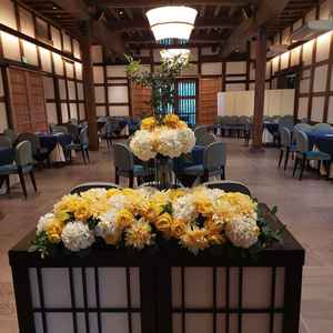 披露宴会場　天井のライトも含め和を感じる素敵空間