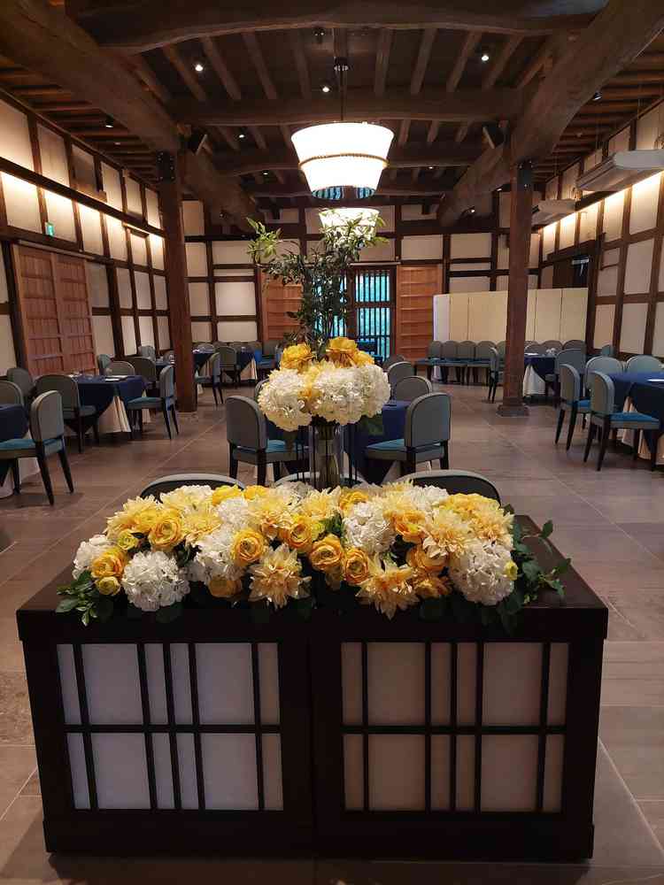 披露宴会場　天井のライトも含め和を感じる素敵空間