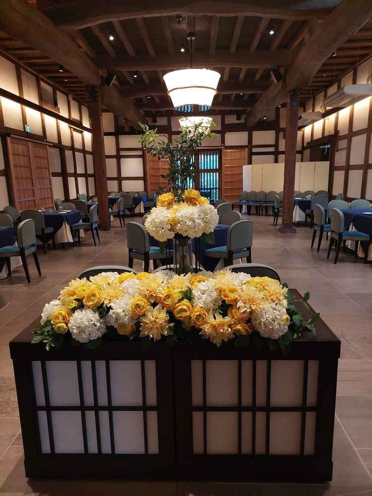 披露宴会場　天井のライトも含め和を感じる素敵空間