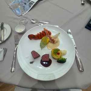 甲州牛のヒレ肉が脂身が少ないのに柔らかくとても美味しかったです。