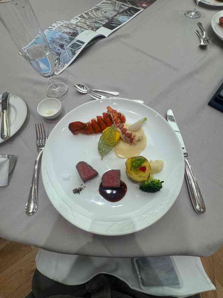 甲州牛のヒレ肉が脂身が少ないのに柔らかくとても美味しかったです。