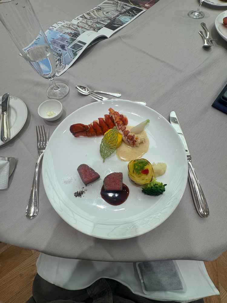 甲州牛のヒレ肉が脂身が少ないのに柔らかくとても美味しかったです。