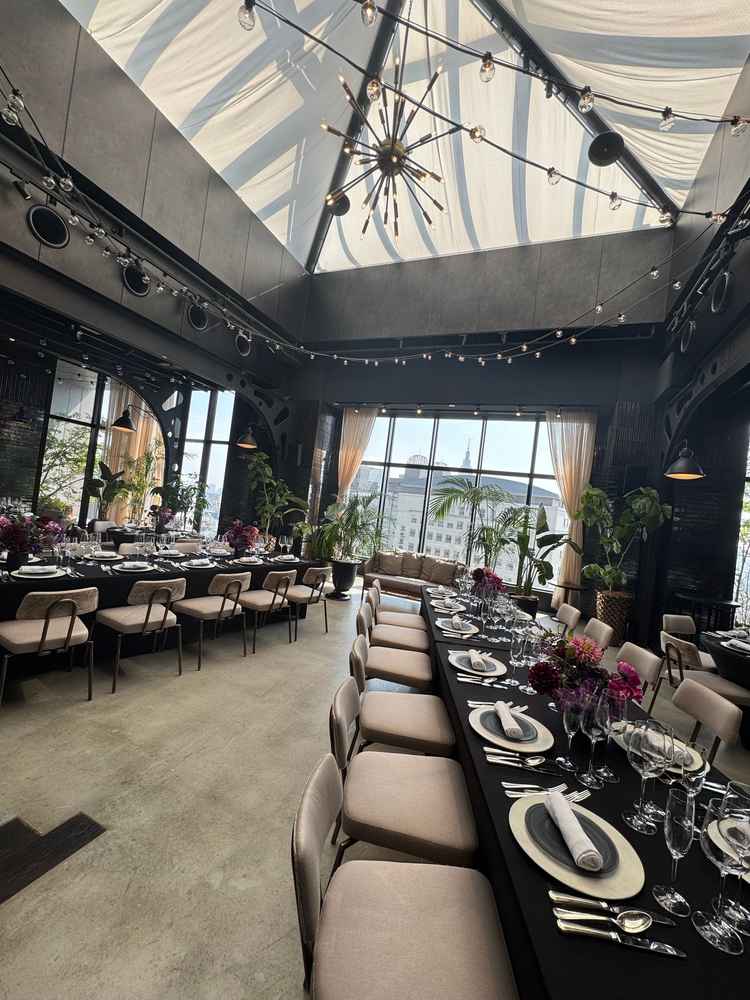 披露宴会場②天井の窓とライトがとても素敵