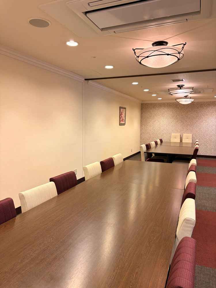 こちらのお部屋を両家の控室として利用し、その後、挙式前に両家の顔合わせを行うことができます。