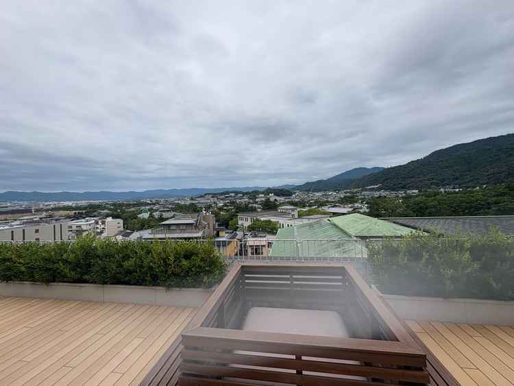 テラスからの写真。京都が一望できとても素敵。五山送り火も見えるので、京都らしさを感じられる。