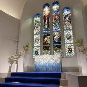 チャペル内装。３段目が広く取られています。