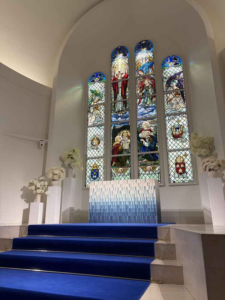 チャペル内装。３段目が広く取られています。