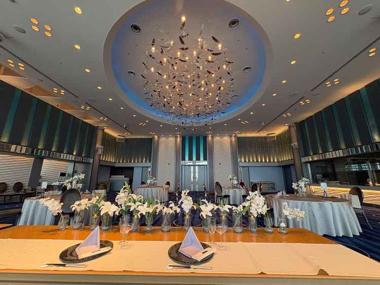 青を基調にした披露宴会場で海をイメージしており神戸らしさを存分に感じることができました。