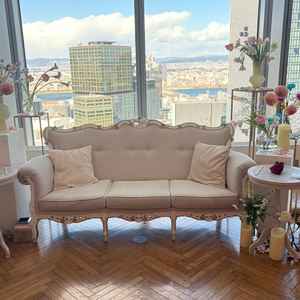 白基調の会場はソファがかわいい！お姫様！