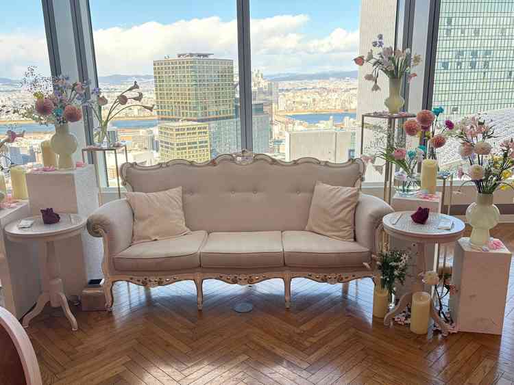 白基調の会場はソファがかわいい！お姫様！