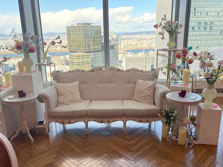 白基調の会場はソファがかわいい！お姫様！