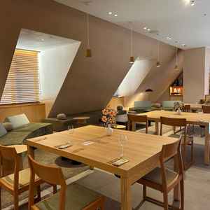 ソファがある少人数向けの会場もあり、少人数でも素敵な披露宴ができて良いと思いました。