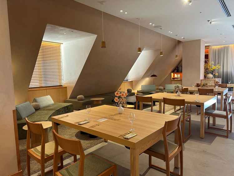 ソファがある少人数向けの会場もあり、少人数でも素敵な披露宴ができて良いと思いました。