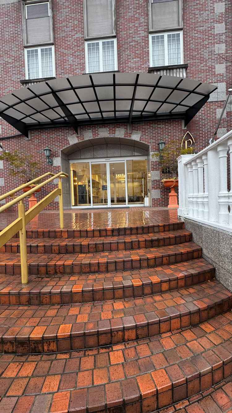 外観。様々な出入り口の一つです。