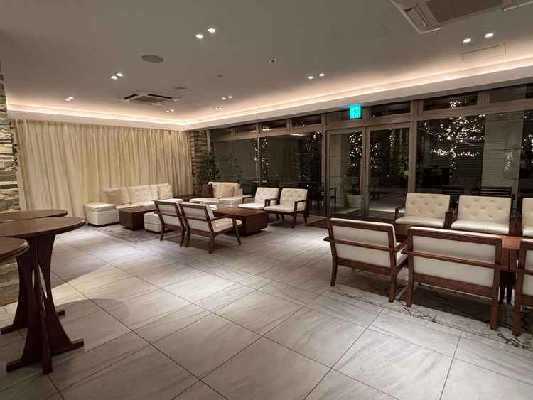 ロビー。ゲストの待っているロビーも自然光が入ってきて、昼間は明るい空間でいいなと思った。