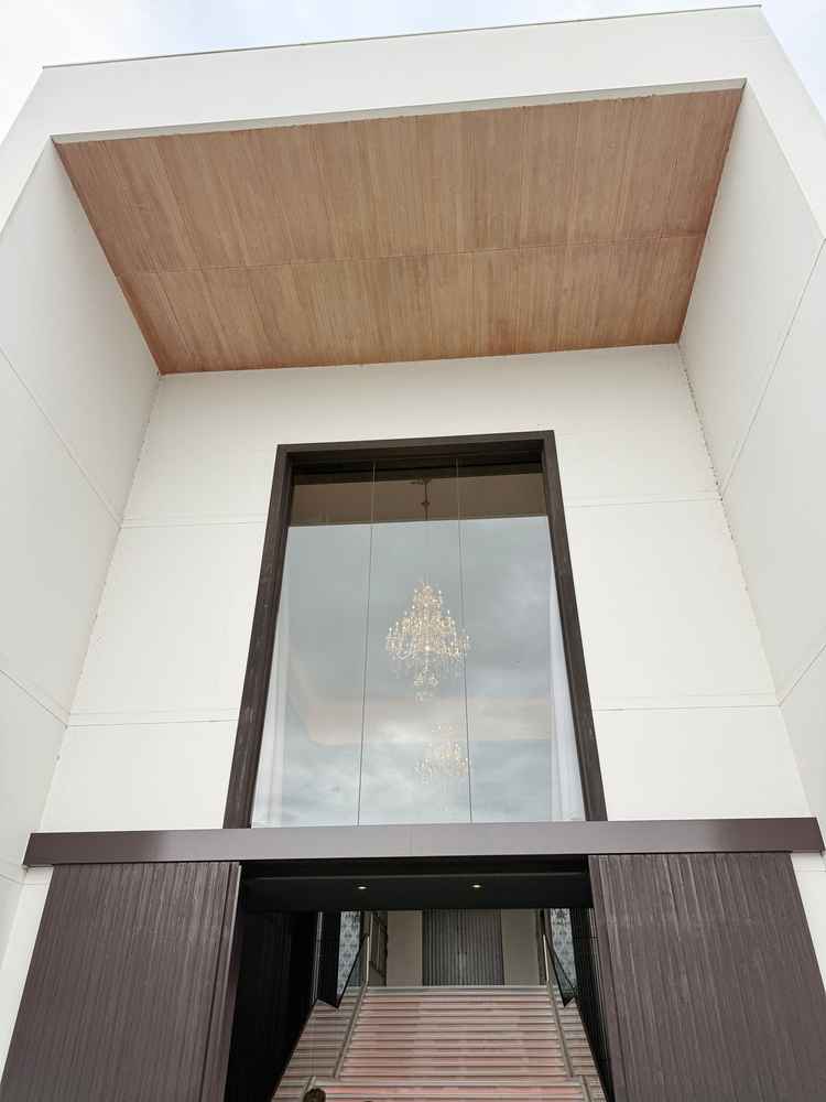 チャペル前の階段とシャンデリア