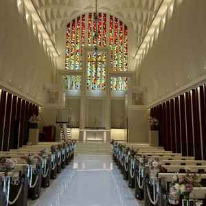 ブルーの大聖堂と真反対の暖色の大聖堂。こちらもステンドグラスが綺麗で暖かさを感じる色味でした