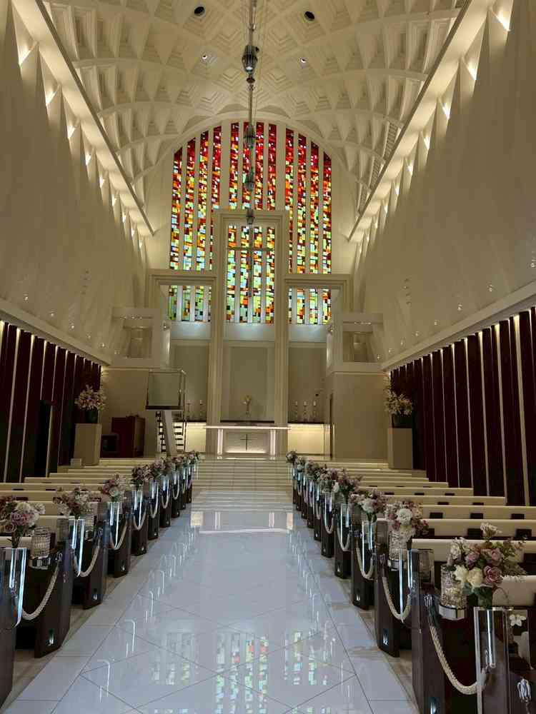 ブルーの大聖堂と真反対の暖色の大聖堂。こちらもステンドグラスが綺麗で暖かさを感じる色味でした