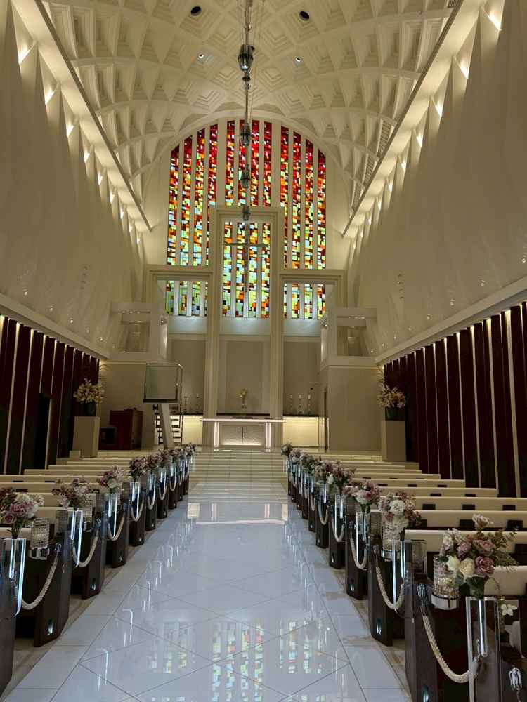 ブルーの大聖堂と真反対の暖色の大聖堂。こちらもステンドグラスが綺麗で暖かさを感じる色味でした