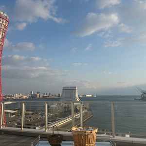 チャペルを出た踊り場から見える海