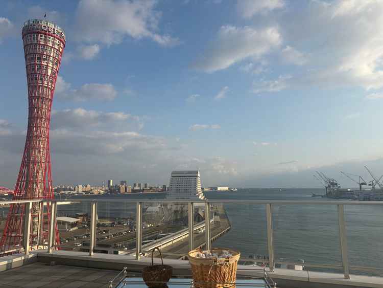 チャペルを出た踊り場から見える海