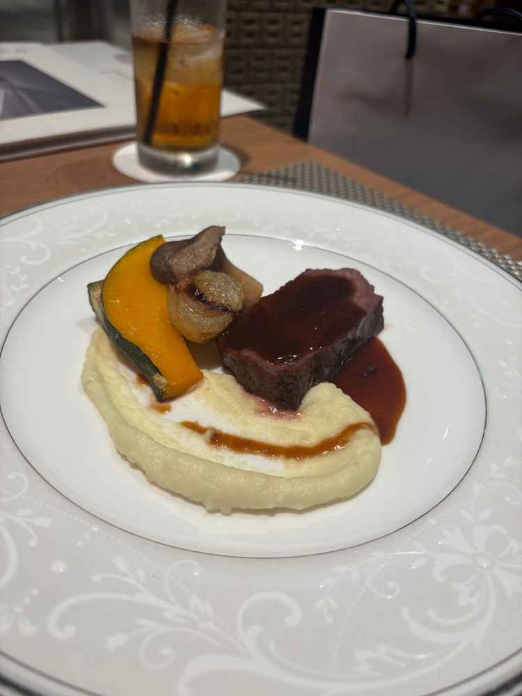 メインディッシュの写真。お肉だけじゃなく、野菜も新鮮で美味しかった。