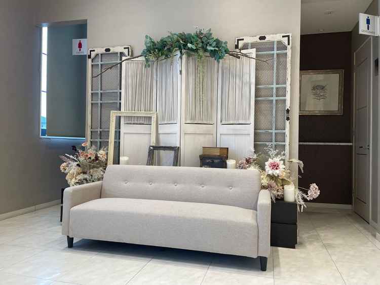 披露宴で新郎新婦が座るイメージのソファー。ブライダル側で小物のレンタルが可能