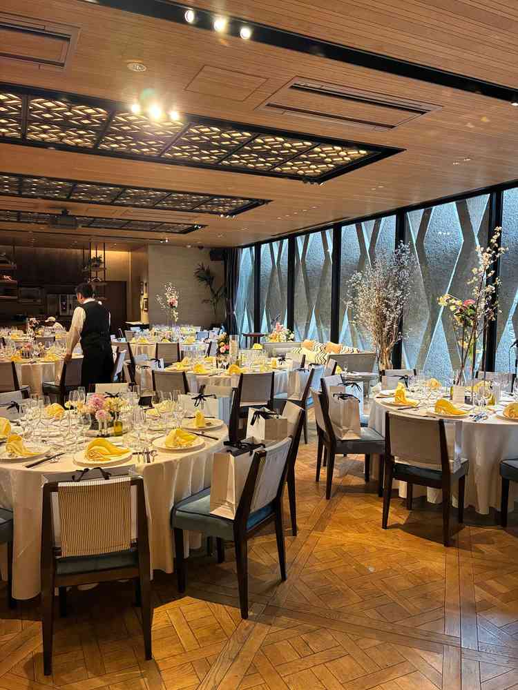 バンケット①。窓の幾何学模様の石から差し込む太陽光がとても素敵