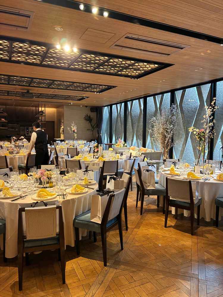 バンケット①。窓の幾何学模様の石から差し込む太陽光がとても素敵