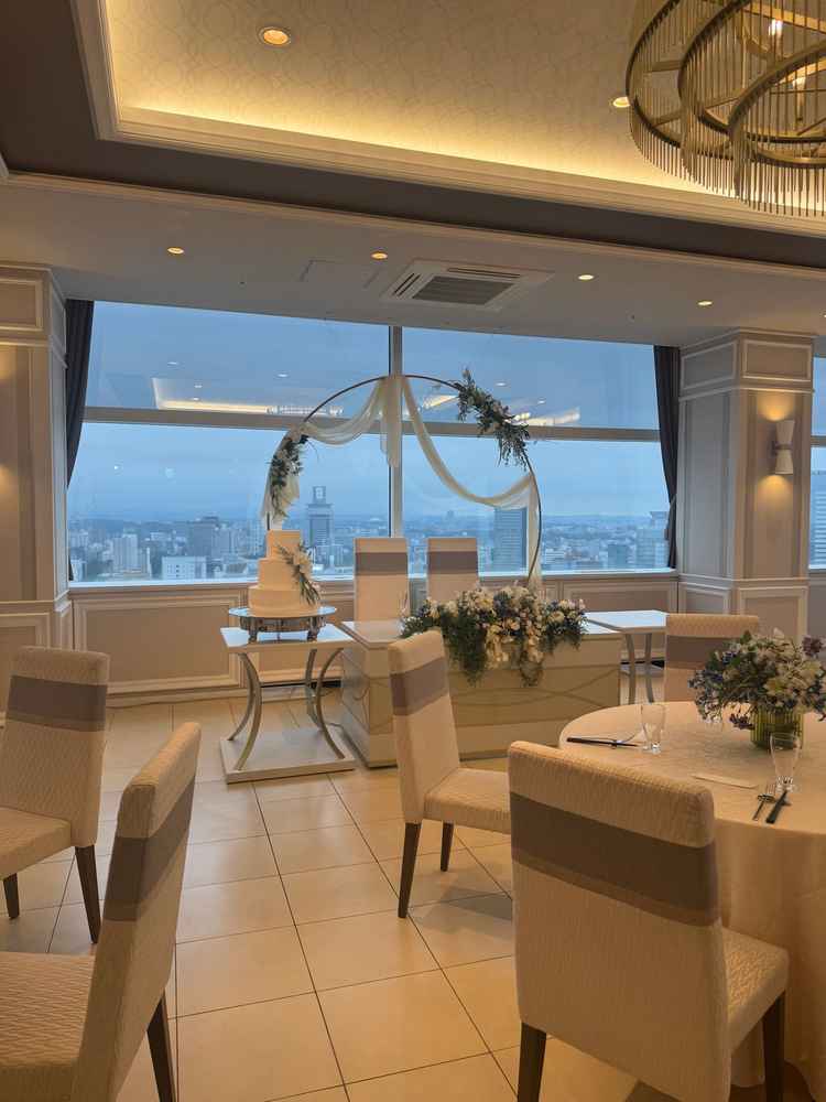 客席からの外と、新郎新婦席の景色