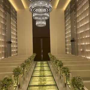 白と緑を基調としたチャペル、チャペル全体の照明の色と明るさが変わる幻想的な空間に感動しました。