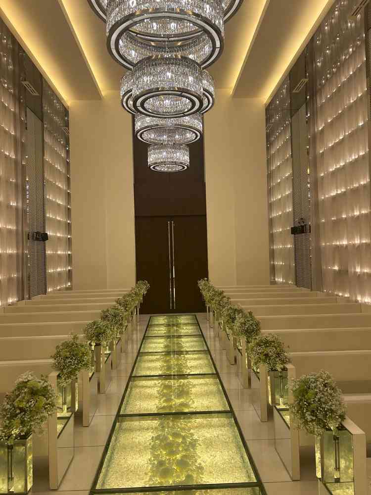 白と緑を基調としたチャペル、チャペル全体の照明の色と明るさが変わる幻想的な空間に感動しました。