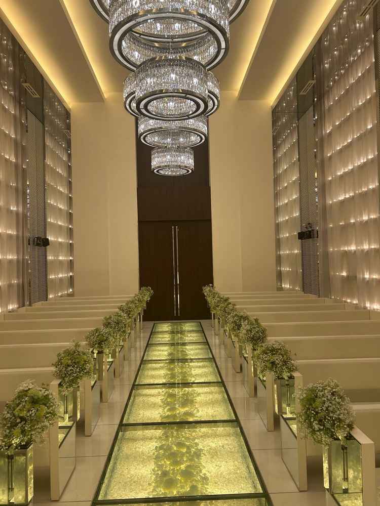 白と緑を基調としたチャペル、チャペル全体の照明の色と明るさが変わる幻想的な空間に感動しました。