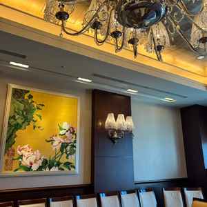 親族控室になります。こちらもシャンデリアがあり素敵でした。