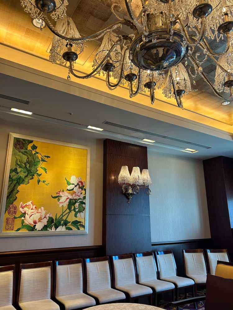 親族控室になります。こちらもシャンデリアがあり素敵でした。